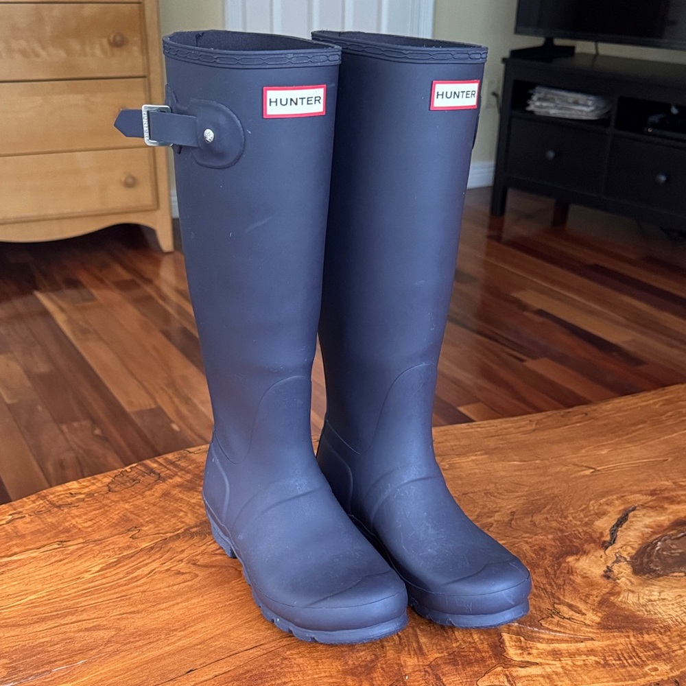 Hunter Women's original tall Rain Boots size 7 dark purple/eggplant color